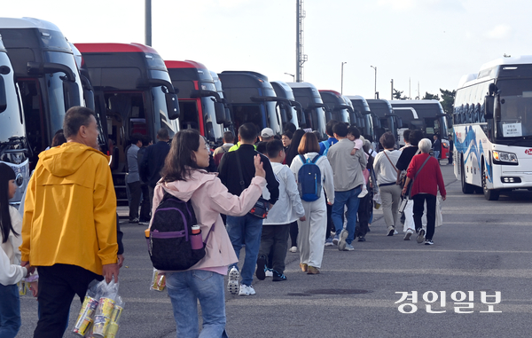 한중카페리 승객이 회복세를 보이고 있지만, 인천항 국제여객터미널의 대중교통 접근성이 떨어져 승객들이 불편을 겪고 있다. 사진은 지난해 9월 인천항 국제크루즈터미널에 입국한 중국인 단체 관광객들이 터미널을 빠져나오고 있는 모습. /경인일보DB