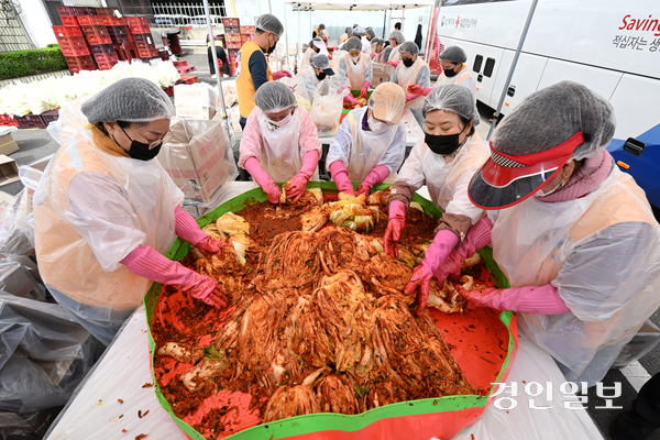 23일 수원시 대한적십자사 경기도지사에서 열린 ‘봄기운 가득한 김치 사랑 나눔’행사에서 화성시협의회 관계자들이 김장을 하고 있다. 이번 김장 행사는 ASML코리아 후원으로 진행되며 화성시 관내 취약계층 292세대에 전달될 예정이다. 2026.4.23 /최은성기자 ces7198@kyeongin.com