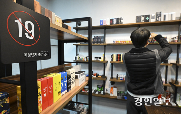 23일 재정경제부에 따르면 재고품에도 유해성분 검사를 의뢰하도록 하는 ‘액상형 전자담배 재고제품 안전관리 기준’ 고시 제정을 추진 중인데, 현재 마지막 단계인 국무조정실 규제심사를 거치고 있는 것으로 파악됐다. 사진은 용인시 한 전자담배 판매점. /경인일보DB