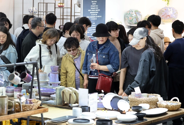 지난해 여주도자기축제 도자기홍보·판매관을 찾은 방문객들이 다양한 도예작품을 살펴보고 있다. /여주시 제공