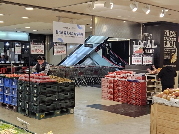 이랜드에서 운영하는 마트 브랜드 킴스클럽이 경기도주식회사와 협업해 경기도 소재 중소기업 제품의 판로 확대에 나섰다. 2026.4.21 /김지원기자 zone@kyeongin.com