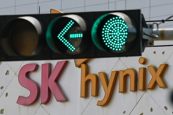 SK하이닉스가 계속되는 인공지능(AI) 반도체 수요 급증에 힘입어 매출액 52조원, 영업익 37조원을 넘으며 역대 최대 실적 기록 행진을 이어간 23일 경기도 이천시 SK하이닉스 본사 모습. 2026.4.23 /연합뉴스