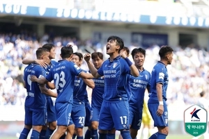 ‘2-0→2-2→3-2’ 역대급 난타전… K리그2 수원삼성, 1위 부산 제압