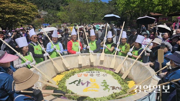 제16회 양평 용문산 산나물축제의 시그니처 행사인 ‘500인분 비빔밥’ 비비기가 진행되고 있다. 지난 24일부터 26일까지 용문산관광지 일원에서 펼쳐진 올해 축제는 ‘내 식탁이 임금님 수랏상’이라는 슬로건 아래 다양한 콘텐츠와 먹거리를 선보였으며, 15만5천여 명이 발걸음하며 성황리에 막을 내렸다. 2026.4.24 양평/장태복기자 jkb@kyeongin.com