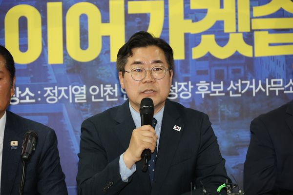 더불어민주당 박찬대 인천시장 후보가 24일 인천 연수구 정지열 인천 연수구청장 후보 선거사무소에서 열린 최고위원회의에서 발언하고 있다. 2026.4.24 /연합뉴스