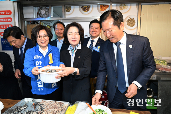 더불어민주당 정청래 대표와 추미애 경기도지사 후보, 김보라 안성시장 후보가  27일 경기도 안성시 서인동 중앙시장을 방문해 포장한 국밥을 들어보이고 있다. 2026.4.27 /최은성기자 ces7198@kyeongin.com