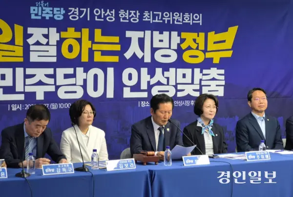 더불어민주당 정청래 대표가 27일 경기도 안성시 봉산동 소재 김보라 안성시장 후보 선거사무소에서 현장 최고위원회의에서 발언하고 있다. 2026.4.27 /김태강 기자 think@kyeongin.com