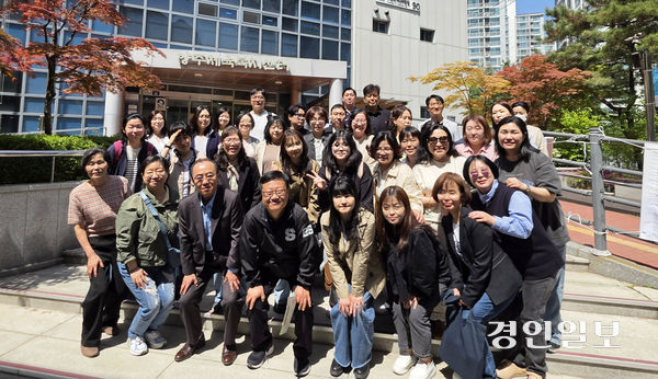 서정대 청소년상담복지과 성인학습자들이 최근 실무체험을 위해 양주시 회천노인복지관을 탐방했다. 2026.4.27 양주/최재훈기자 cjh@kyeongin.com