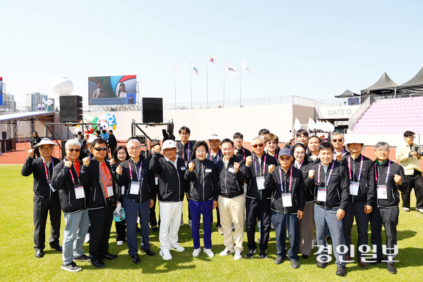 26일 경기도장애인체육회 격려를 위해 방문한 이천시 응원단이 필승을 다지며 화이팅을 하고 있다. 2026.4.26 이천/서인범기자 sib@kyeongin.com