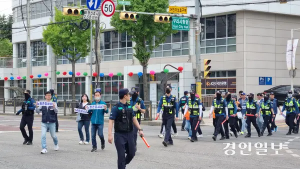 민주노총 구리남양주시대표자회의는 27일 구리시청부터 남양주시2청사까지 약 5㎞를 도보행진하며 62년만의 ‘노동절’을 기념했다. 이들은 구리시청소년재단의 문제에 대해서도 목소리를 높였다. 2026.4.27 구리/권순정기자 sj@kyeongin.com