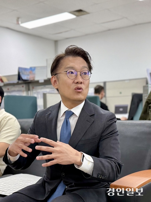 오는 6월3일 인천 계양구을 국회의원 보궐선거에 출마한 청와대 대변인 출신 김남준 예비후보가 27일 오전 인천시청 기자실에서 기자 간담회를 갖고 취재진의 질문에 답변하고 있다. 2026.4.27 /박경호기자 pkhh@kyeongin.com