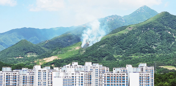 2023년 용문산사격장에서 군부대의 박격포 사격으로 인한 산불이 발생했다. 산 중앙에 박힌 표적지 아래로 대규모 아파트 단지가 보인다. /경인일보DB