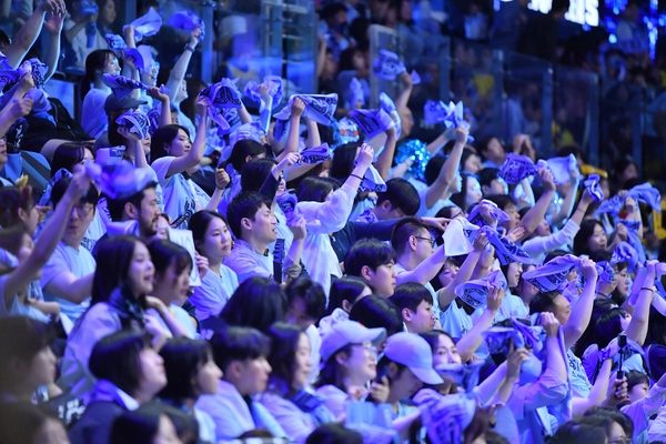 고양 소노 팬들이 27일 고양소노아레나에서 열린 창원 LG와의 4강 플레이오프 경기에서 환호하고 있다. 2026.4.27 /KBL 제공