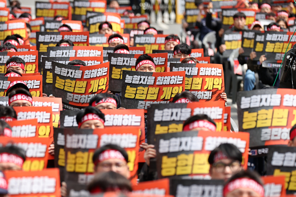 28일 국회 앞에서 열린 ‘농협법 졸속 개악 저지 및 강호동 농협중앙회장 퇴진 촉구 집회’에서 금융노조원들이 관련 구호를 외치고 있다. 2026.4.28 /연합뉴스