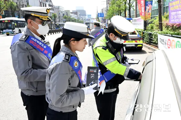 22일 오후 성남시 수정구 숯골사거리에서 성남수정경찰서 교통관리계 경찰관들이 우회전 일시정지 단속을 하고 있다. 2026.4.22 /최은성기자 ces7198@kyeongin.com