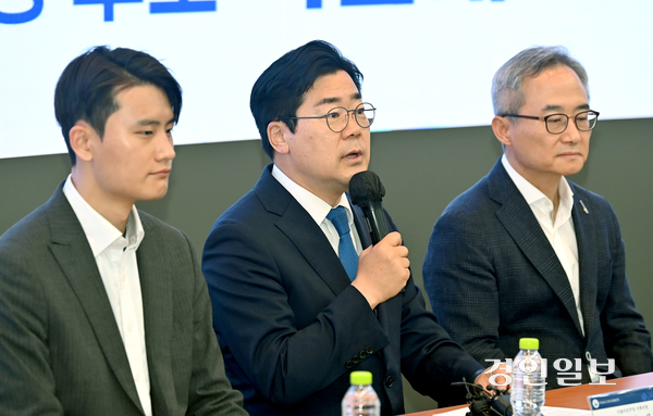 더불어민주당 박찬대 인천시장 예비후보가 29일 인하대학교에서 ‘AI 분야 공약’을 발표하고 있다. 2026.4.29 /김용국기자 yong@kyeongin.com