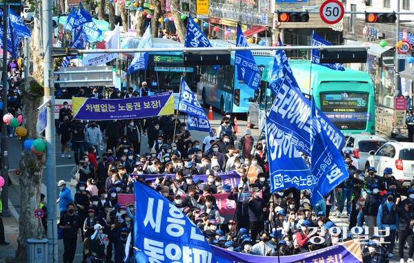 사진은 세계노동절을 맞아 민주노총 경기도본부 집회 행렬이 수원 화성행궁에서 출발해 팔달문을 지나 수원역을 향해 행진하는 모습. /경인일보DB