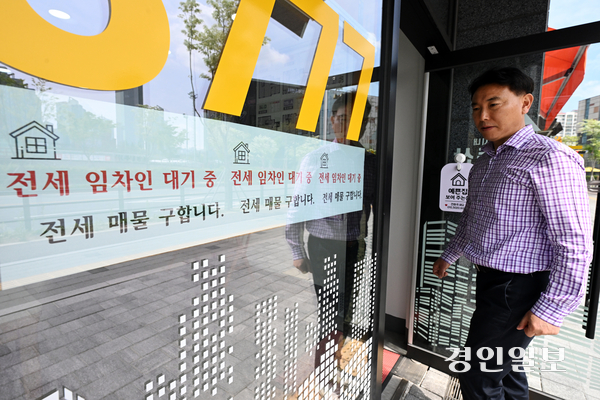 최근 전세 물량이 급감하고 있는 가운데 29일 수원시 영통구 한 아파트 단지 공인중개사사무소에 ‘전세 임차인 대기 중’이라는 문구가 붙어 있다. 2026.4.29 /임열수기자 pplys@kyeongin.com