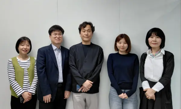 올해 플레이엑스포를 준비하고 있는 배영상(가운데) 경기도 디지털혁신과장·플레이엑스포 TF 단장과 메타버스산업팀원들. /경기도 제공