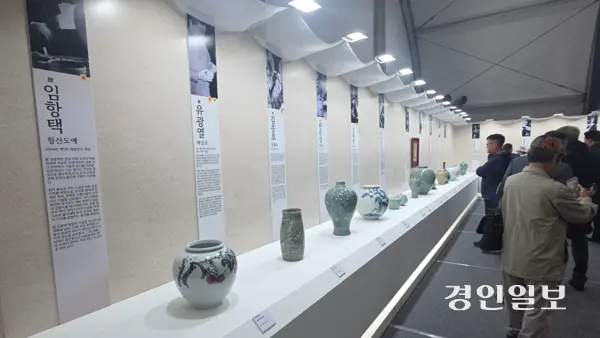 세계적으로 유명한 한국 도자 명장들의 작품이 전시된 이천도자기축제의 ‘명장작업실 도자명장전’. 2026.4.29 이천/서인범기자 sib@kyeongin.com