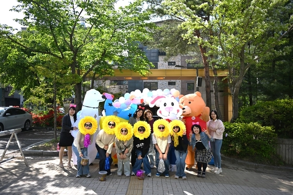용인 신봉초등학교(교장 강춘희)는 30일 어린이날을 앞두고 행복한 아침맞이 행사를 마련해 호응을 얻었다./신봉초 제공