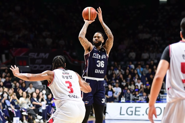 프로농구 부산 KCC 숀 롱이 3점 슛을 시도하고 있다./KBL 제공