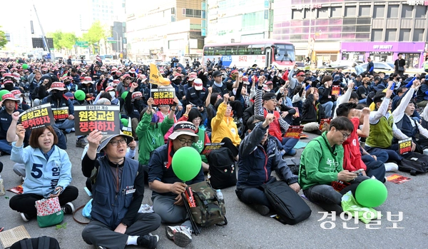 63년 만에 명칭이 바뀌고 법정공휴일이 된 ‘노동절’인 1일 오후 수원역 일대에서 민주노총 경기도본부가 주최한 ‘세계노동절 경기대회’에서 조합원들이 구호를 외치고 있다. 2026.5.1. /임열수기자 pplys@kyeongin.com