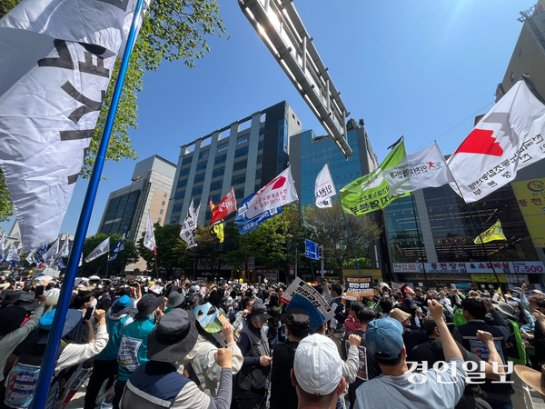 노동절인 1일 오후 2시께 인천 남동구 예술회관역 일대에서 열린 ‘2026 세계노동절 인천대회’에서 참가자들이 구호를 외치고 있다. 2026.5.1 /송윤지기자 ssong@kyeongin.com
