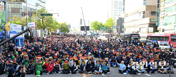 63년 만에 명칭이 바뀌고 법정공휴일이 된 ‘노동절’인 1일 오후 수원역 일대에서 민주노총 경기도본부가 주최한 ‘세계노동절 경기대회’에서 조합원들이 구호를 외치고 있다. 2026.5.1. /임열수기자 pplys@kyeongin.com