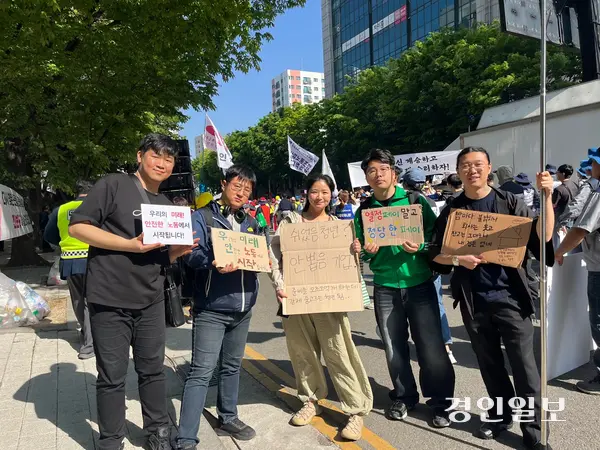 1일 오후 2시께 인천 남동구 예술회관역 일대에서 열린 ‘2026 세계노동절 인천대회’에서 청년 노동자들이 직접 만든 피켓을 들어보이고 있다. 2026.5.1 /송윤지기자 ssong@kyeongin.com