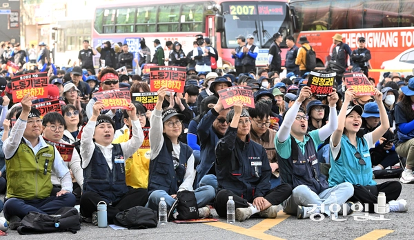 63년 만에 명칭이 바뀌고 법정공휴일이 된 ‘노동절’인 1일 오후 수원역 일대에서 민주노총 경기도본부가 주최한 ‘세계노동절 경기대회’에서 조합원들이 구호를 외치고 있다. 2026.5.1. /임열수기자 pplys@kyeongin.com