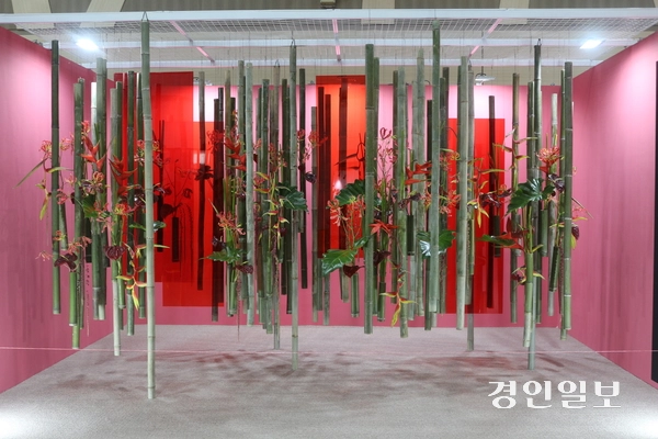 벨기에의 화예작가 샹탈 포스트씨가 2026 고양국제꽃박람회 세계 화예작가 5인전에서 선보인 플라워 공간 디스플레이 작품.   2026.5.3 고양/김도란 기자 doran@kyeongin.com