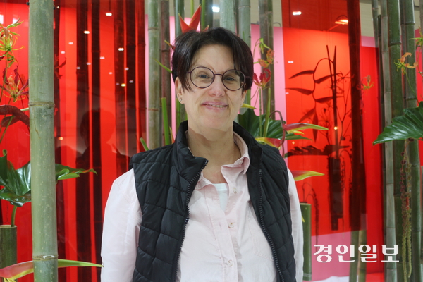 벨기에의 화예작가 샹탈 포스트씨가 고양국제꽃박람회 실내전시장에 있는 자신의 작품 앞에서 포즈를 취하고 있다.  2026.5.3 고양/김도란 기자 doran@kyeongin.com