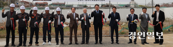 지난 14일 열린 ‘더 성우 제니스 관광호텔’ 안전기원제에 참석한 성우그룹 한호희·김안기 대표와 조규선 평택호남향우연합회장, 홍걸 평택신협 이사장, 시공사 (주)삼원종합건설 관계자 등이 원활한 사업 추진을 위해 파이팅을 외치고 있다. 2026.4.14 평택/김종호기자 kikjh@kyeongin.com