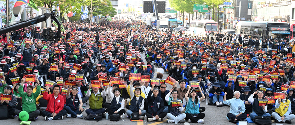63년 만에 명칭이 바뀌고 법정공휴일이 된 ‘노동절’인 지난 1일 오후 수원역 일대에서 민주노총 경기도본부가 주최한 ‘세계노동절 경기대회’에서 조합원들이 구호를 외치고 있다. 2026.5.1 /임열수기자 pplys@kyeongin.com