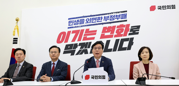 국민의힘 송언석 원내대표가 3일 국회에서 열린 기자간담회에서 현안 관련 발언을 하고 있다. 2026.5.3 /연합뉴스