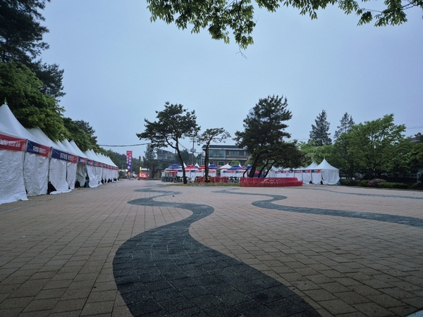 여주시 신륵사관광지 내 (구)잔디광장이 배수 문제를 해결하고 경관과 편의성을 대폭 개선한 ‘물결광장’으로 새롭게 태어났다. /여주시 제공