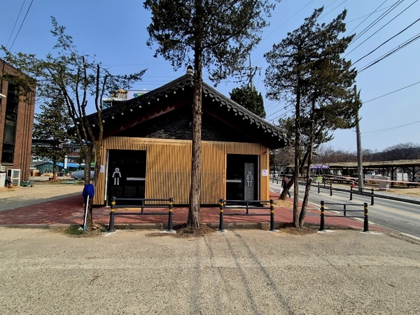 공중화장실 역시 장애인 화장실 공간을 확장하고 슬라이드 도어를 설치하는 등 접근성과 이용 편의를 높였다. /여주시 제공
