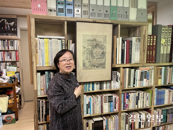 지난달 30일 양정순 이애주 문화재단 상임이사가 ‘조종암도’ 작품 입수 배경 등에 대해 설명하고 있다. 가평/김민수기자 kms@kyeongin.com