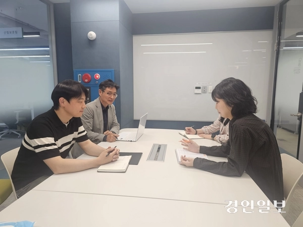 수질관리기술사 자격증을 지닌 남양주시 환경정책과 오염총량팀 이연한 팀장이 직원들과 회의를 하고 있다. 2026.5.4 남양주/이종우기자 ljw@kyeongin.com