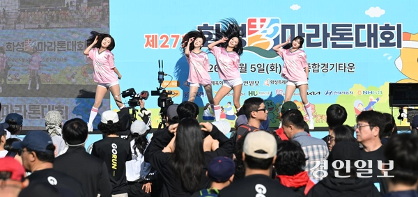 ‘제27회 화성孝마라톤대회’가 어린이날인 5일 오전 화성종합경기타운 일원에서 1만5천여명의 가족과 마라토너들이 참가한 가운데 성황리에 개최됐다. 2026.5.5 /최은성기자 ces7198@kyeongin.com