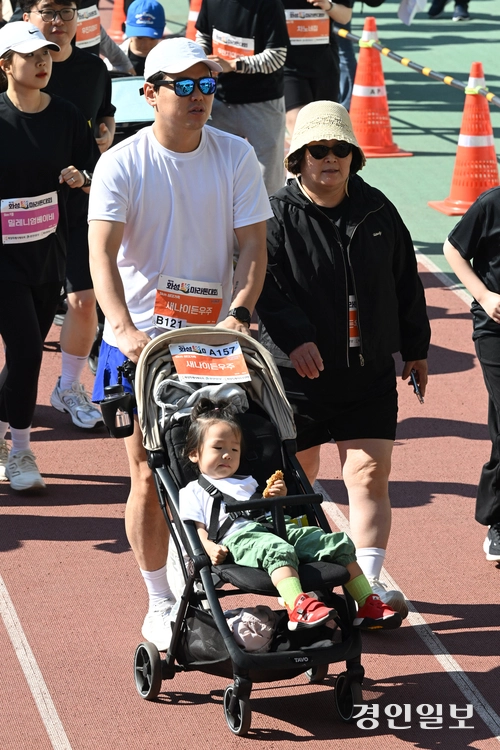‘제27회 화성孝마라톤대회’가 어린이날인 5일 오전 화성종합경기타운 일원에서 1만5천여명의 가족과 마라토너들이 참가한 가운데 성황리에 개최됐다. 2026.5.5 /최은성기자 ces7198@kyeongin.com