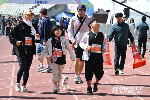 한 가족이 함께 달리며 즐거운 시간을 보내고 있다. 2026.5.5 /취재팀