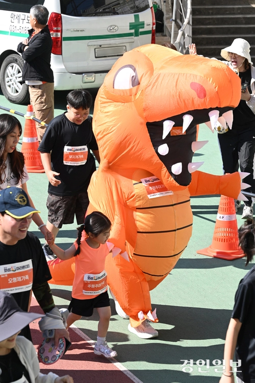 5㎞ 참가자가 공룡 인형 옷을 입고 달리고 있다. 2026.5.5 /취재팀