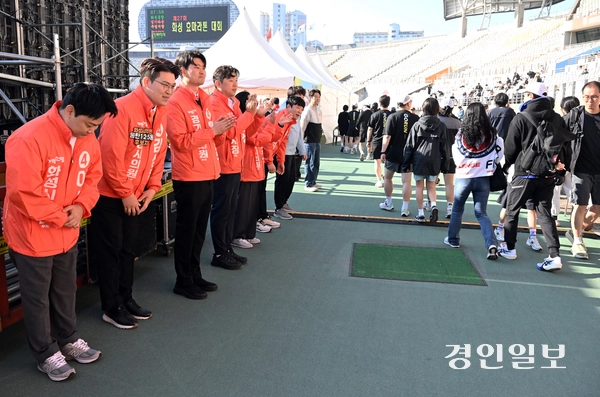 ‘제27회 화성孝마라톤대회’가 어린이날인 5일 오전 화성종합경기타운 일원에서 1만5천여명의 가족과 마라토너들이 참가한 가운데 성황리에 개최됐다. 지방선거에 출마한 개혁신당 후보자들이 시민들에게 인사하고 있다. 2026.5.5  /임열수기자 pplys@kyeongin.com