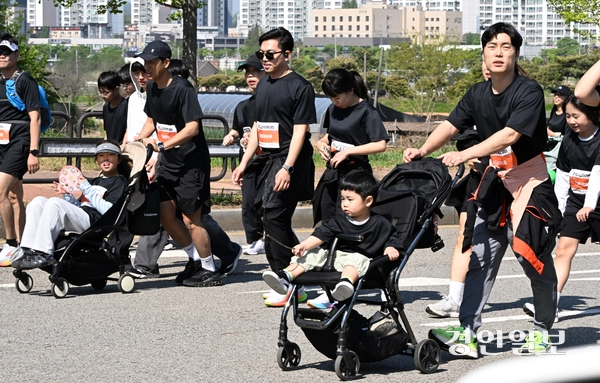 ‘제27회 화성孝마라톤대회’가 어린이날인 5일 오전 화성종합경기타운 일원에서 1만5천여명의 가족과 마라토너들이 참가한 가운데 성황리에 개최됐다. 2026.5.5 /임열수기자 pplys@kyeongin.com