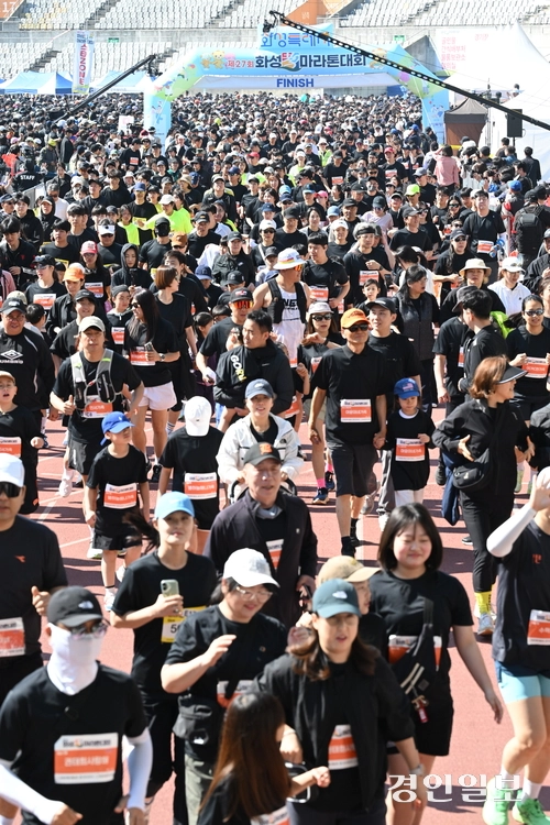 ‘제27회 화성孝마라톤대회’가 어린이날인 5일 오전 화성종합경기타운 일원에서 1만5천여명의 가족과 마라토너들이 참가한 가운데 성황리에 개최됐다. 대회에 참가한 마라토너들이 힘차게 출발하고 있다. 2026.5.5 /최은성기자 ces7198@kyeongin.com