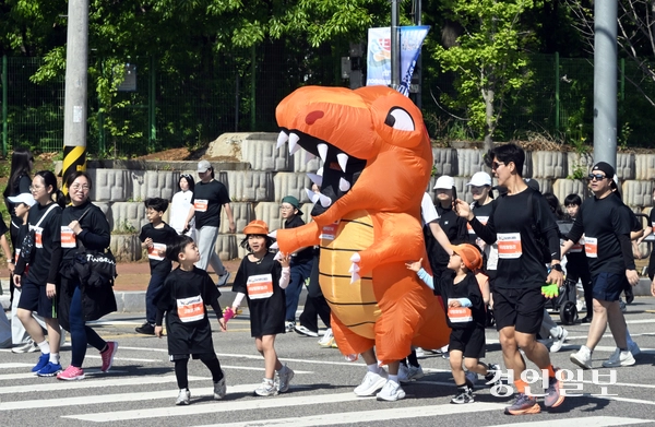‘제27회 화성孝마라톤대회’가 어린이날인 5일 오전 화성종합경기타운 일원에서 1만5천여명의 가족과 마라토너들이 참가한 가운데 성황리에 개최됐다. 2026.5.5 /임열수기자 pplys@kyeongin.com