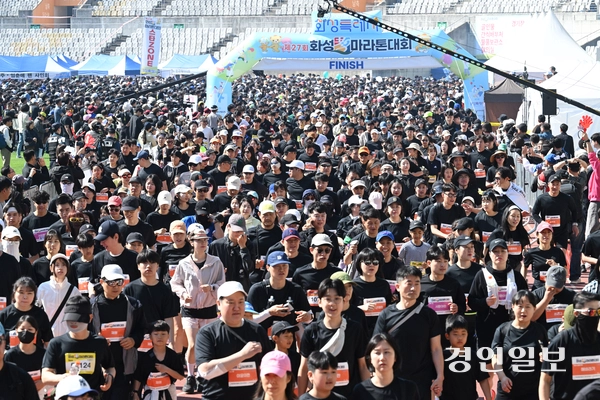 온 가족이 함께 즐기는 마라톤 축제 ‘제27회 화성孝마라톤대회’가 어린이날인 5일 오전 화성종합경기타운 일원에서 1만5천여명의 가족과 마라토너들이 참가한 가운데 성황리에 개최됐다. 대회에 참가한 마라토너들이 힘차게 출발하고 있다. 2026.5.5 /최은성기자 ces7198@kyeongin.com