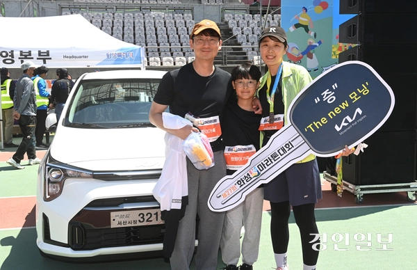경품 ‘모닝’ 경차에 당첨된 행운의 참가자 가족. 2026.5.5 /취재팀